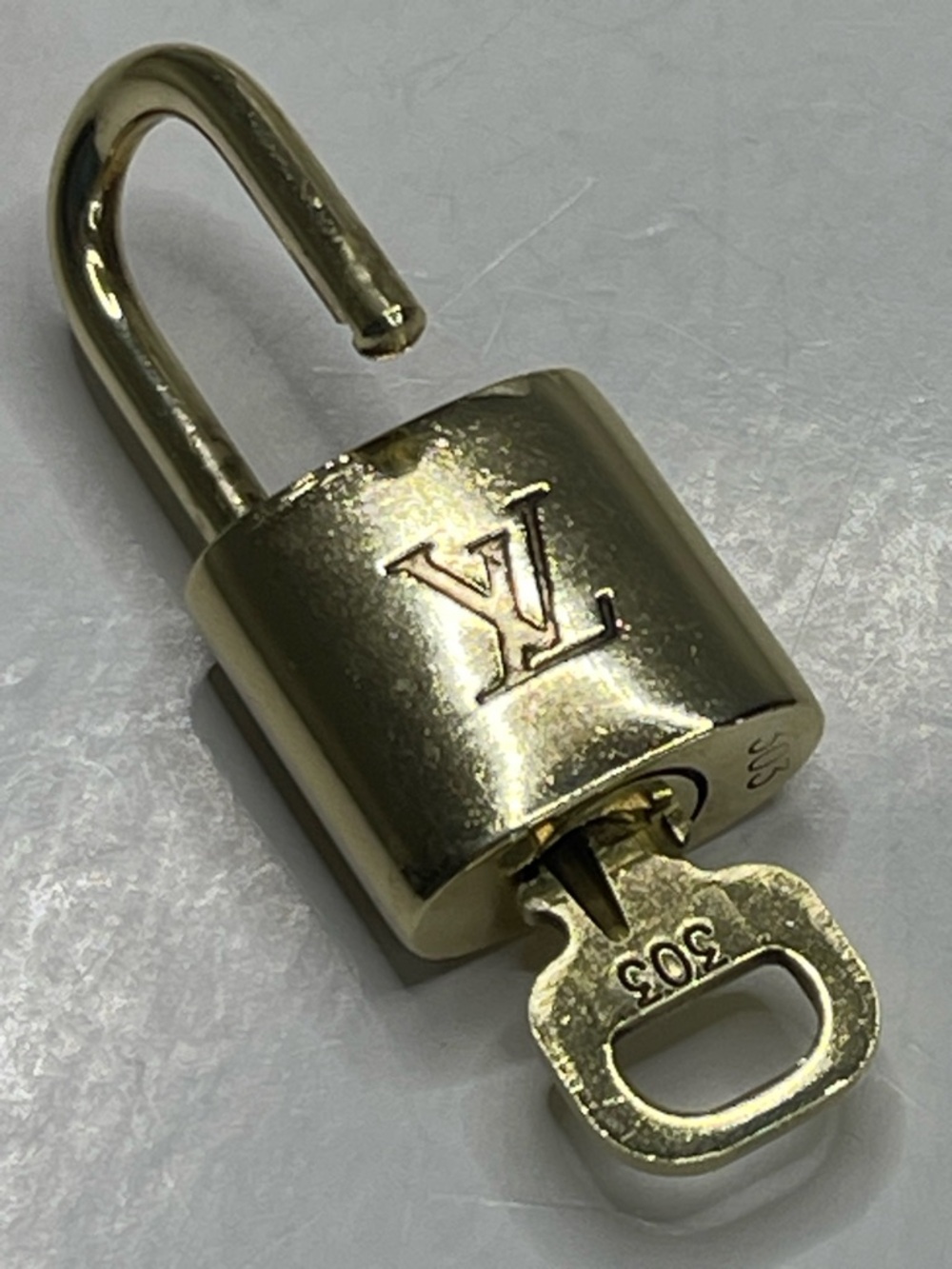 Louis Vuitton lock and Key #303 / unbranded chain included - Picture 5 of 6